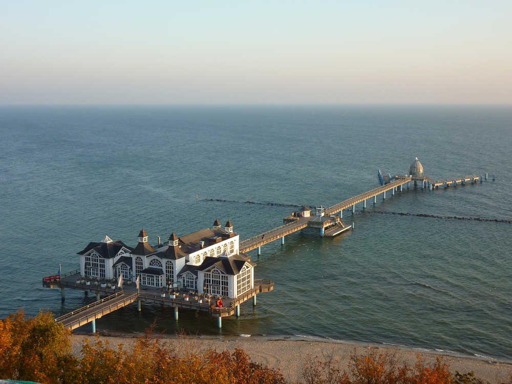 Herbstlicher Morgenblick auf die Seebr�cke.